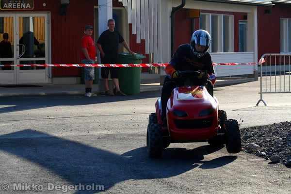 P&auml;&auml;lt&auml;ajettavien ruohonleikkureiden 3h kest&auml;vyysajot 11.8.2007, Himos