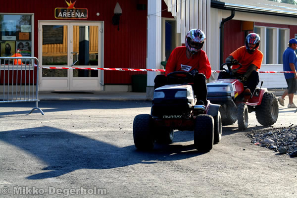 P&auml;&auml;lt&auml;ajettavien ruohonleikkureiden 3h kest&auml;vyysajot 11.8.2007, Himos