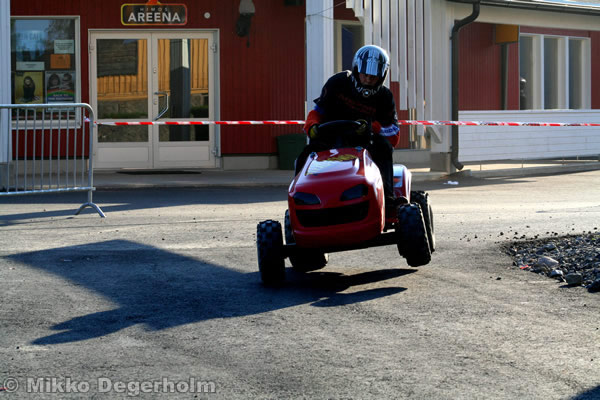 P&auml;&auml;lt&auml;ajettavien ruohonleikkureiden 3h kest&auml;vyysajot 11.8.2007, Himos