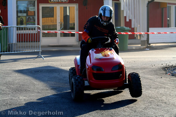 P&auml;&auml;lt&auml;ajettavien ruohonleikkureiden 3h kest&auml;vyysajot 11.8.2007, Himos