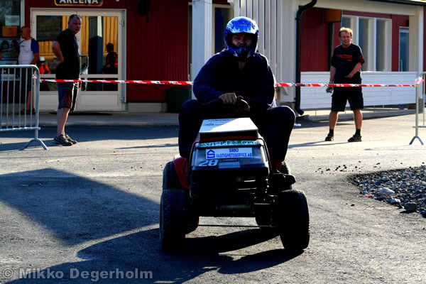 P&auml;&auml;lt&auml;ajettavien ruohonleikkureiden 3h kest&auml;vyysajot 11.8.2007, Himos