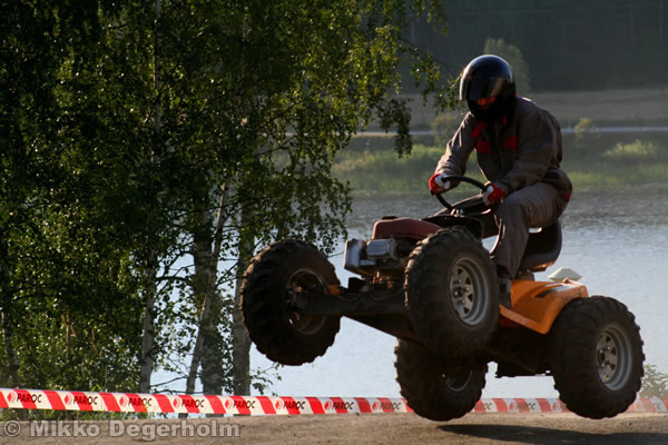 P&auml;&auml;lt&auml;ajettavien ruohonleikkureiden 3h kest&auml;vyysajot 11.8.2007, Himos