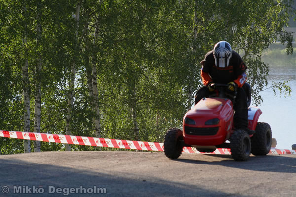 P&auml;&auml;lt&auml;ajettavien ruohonleikkureiden 3h kest&auml;vyysajot 11.8.2007, Himos