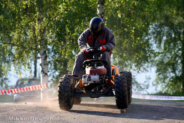P&auml;&auml;lt&auml;ajettavien ruohonleikkureiden 3h kest&auml;vyysajot 11.8.2007, Himos